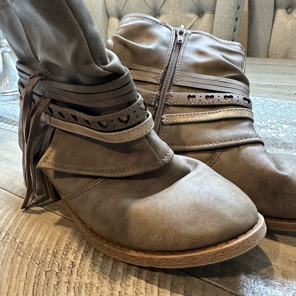 Boots - Picture 3 of 3